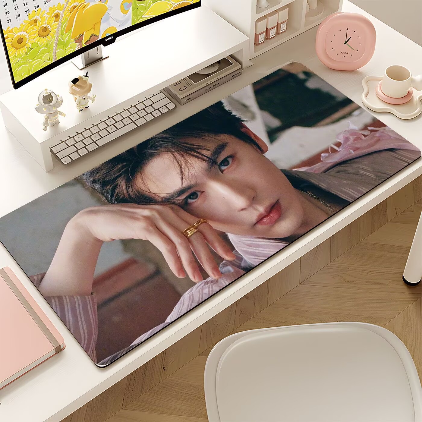 Video Gaming Accessories - Zhang Linghe's oversized mouse pad, celebrity